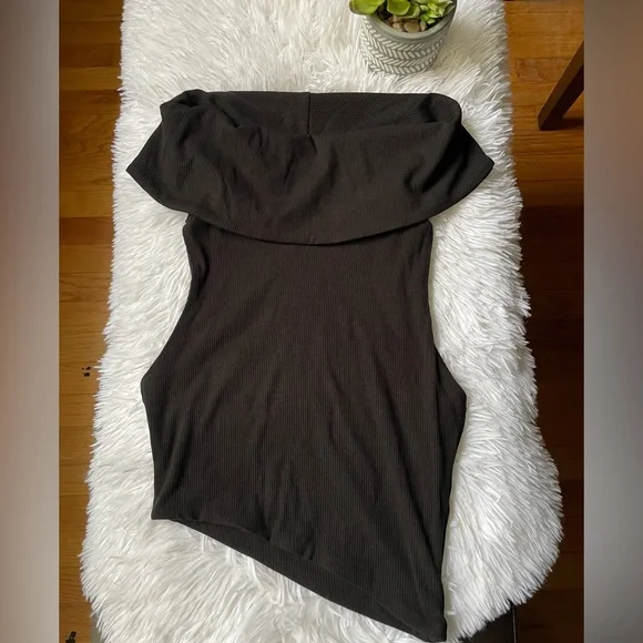 Naked wardrobe sleeveless Turtleneck Top 🖤 - Picture 2 of 8